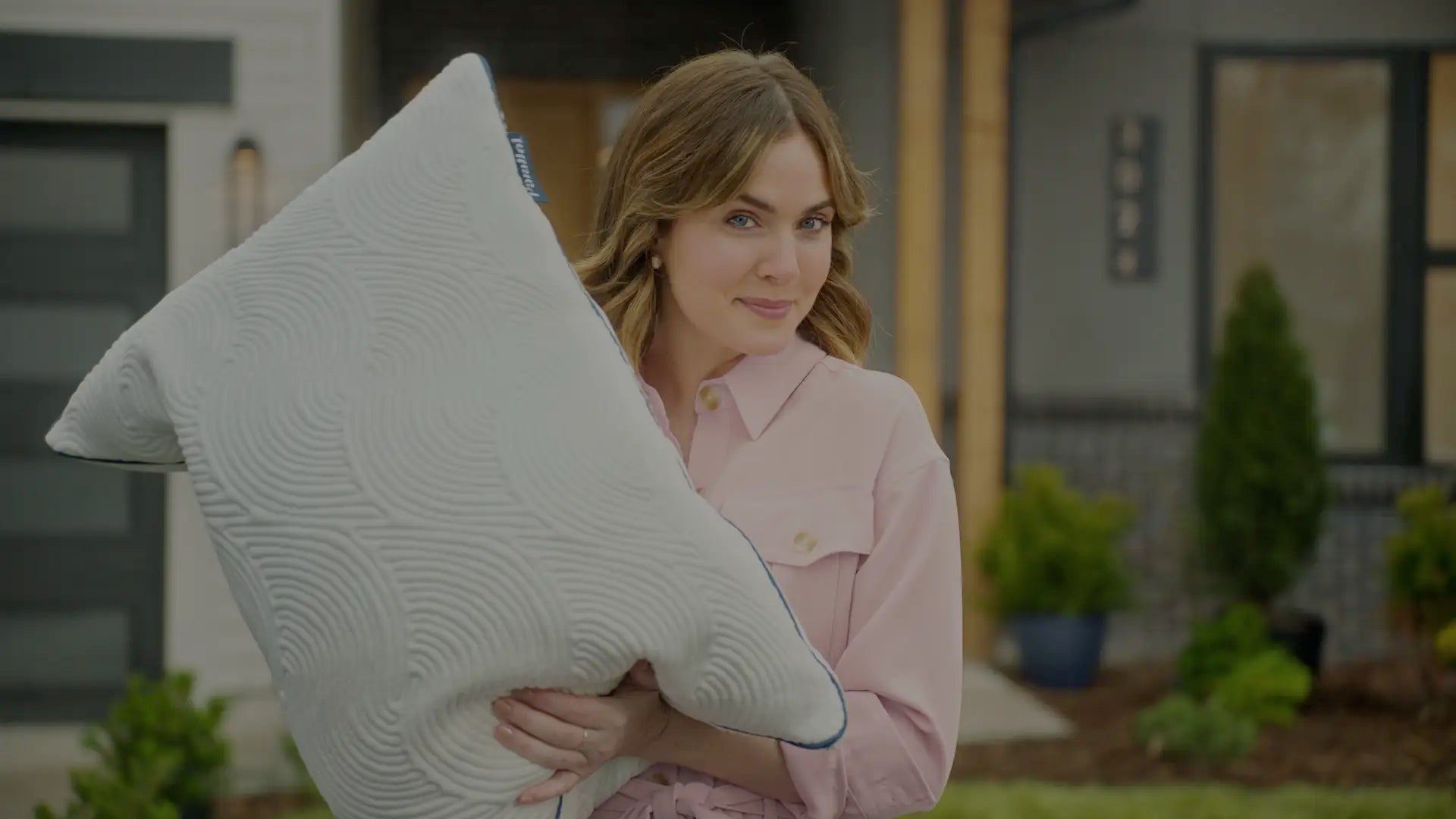 Commercial for Parallel Pillow highlighting the features and benefits.